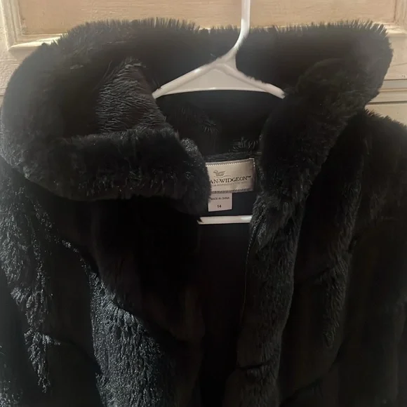 Gorgeous 🖤 American Widgeon, Black Faux Fur Coat size 14 Girls Like New